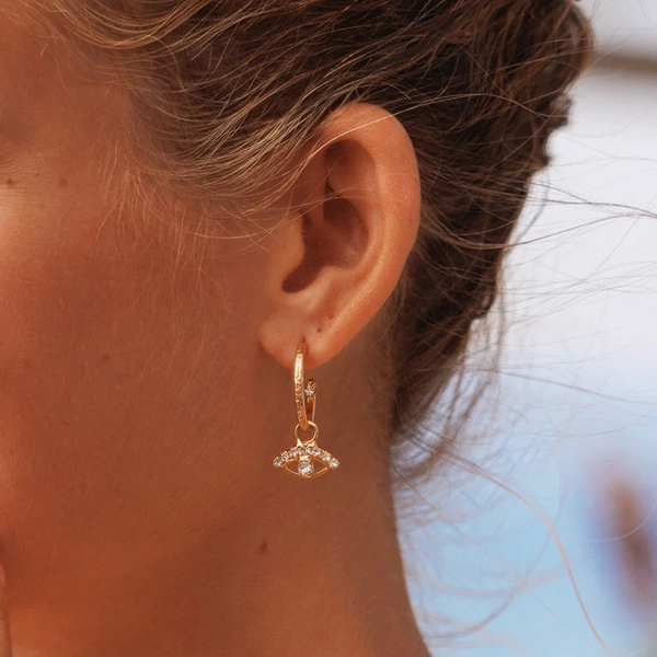Petite Greek Eye Earrings Gold Crystal - Caroline Svedbom - Snabb leverans - Nordic Spectra