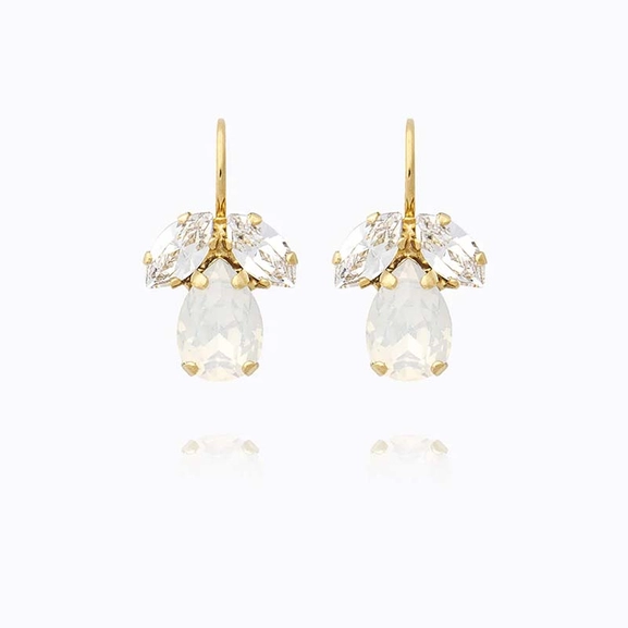 Petite Timo Clasp Earrings Gold White Opal + Crystal - Caroline Svedbom - Nopea toimitus ja lahjapakkaus - Nordic Spectra