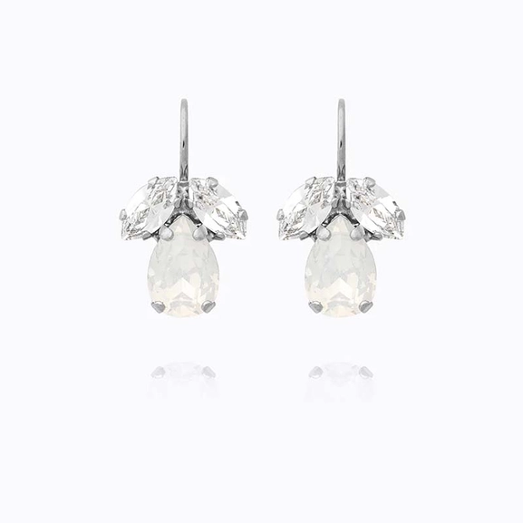 Petite Timo Clasp Earrings Rhodium White Opal + Crystal - Caroline Svedbom - Nopea toimitus ja lahjapakkaus - Nordic Spectra