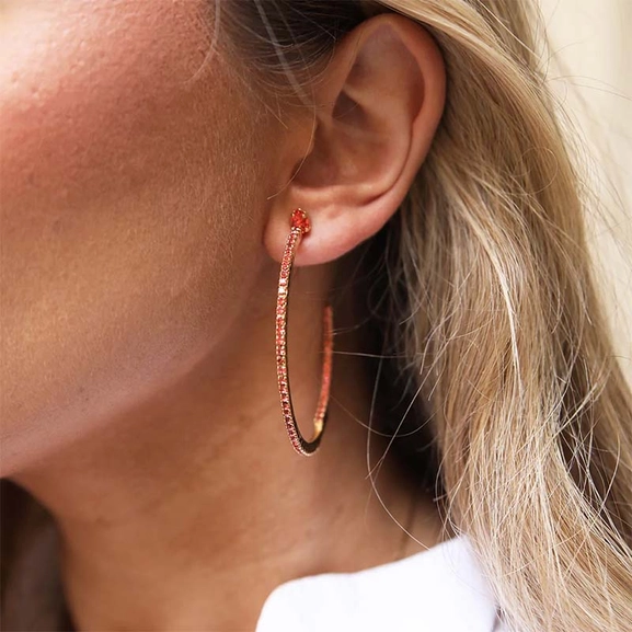 Crystal Loop Earrings Gold Padparadasha - Caroline Svedbom - Nopea toimitus ja lahjapakkaus - Nordic Spectra
