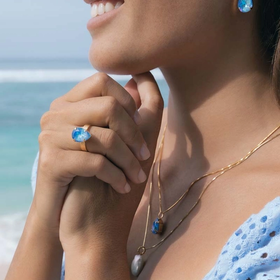 Mini Drop Clasp Earrings Gold Ocean Blue Delite - Caroline Svedbom - Nopea toimitus ja lahjapakkaus - Nordic Spectra