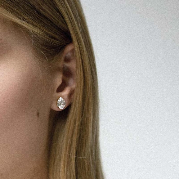 Petite Drop Stud Earrings Rhodium Crystal - Caroline Svedbom - Nopea toimitus ja lahjapakkaus - Nordic Spectra